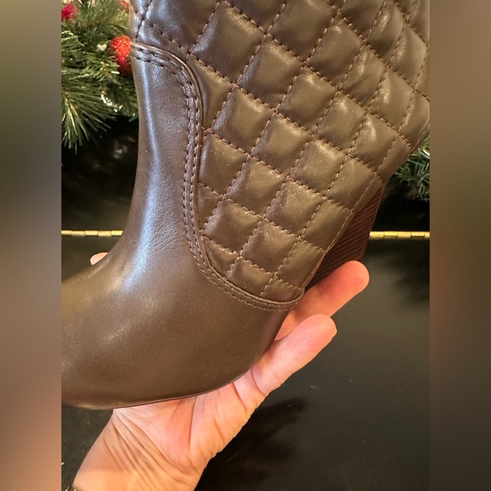 Tory Burch NWOT Authentic RARE Luxury Minimalist Quilted Brown Ankle Boots - Picture 16 of 17